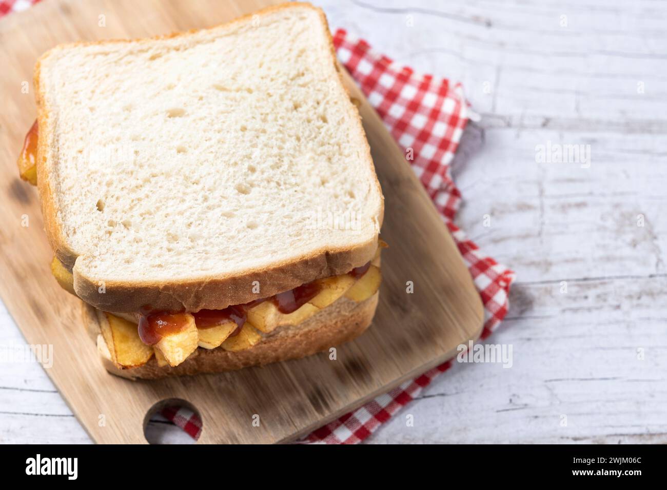 Geschnittenes Weißbrot auf Holztisch Stockfoto