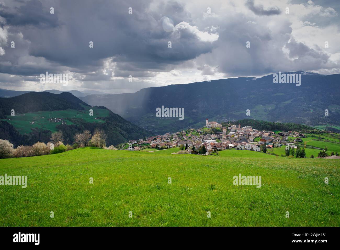 Fotografieren Sie die Landschaft von Laion in Italien mit dem Regen im Tal Stockfoto