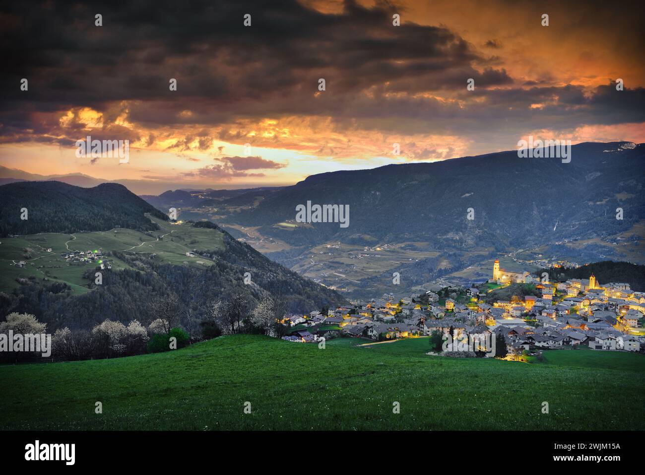Fotografieren Sie die Landschaft von Laion in Italien bei Sonnenuntergang Stockfoto