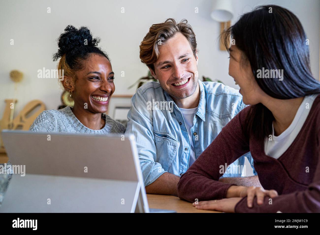 Unternehmerin traf sich mit Kollegen im Büro über ein digitales Tablet Stockfoto