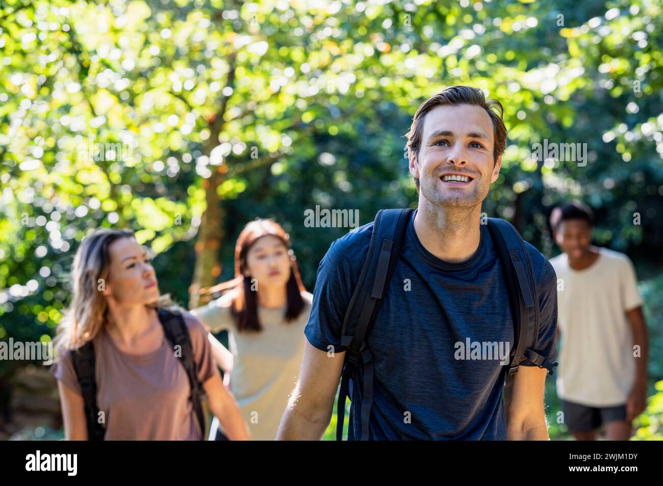 Junger erwachsener Mann, der Spaß während des Wanderausflugs mit Freunden hat Stockfoto