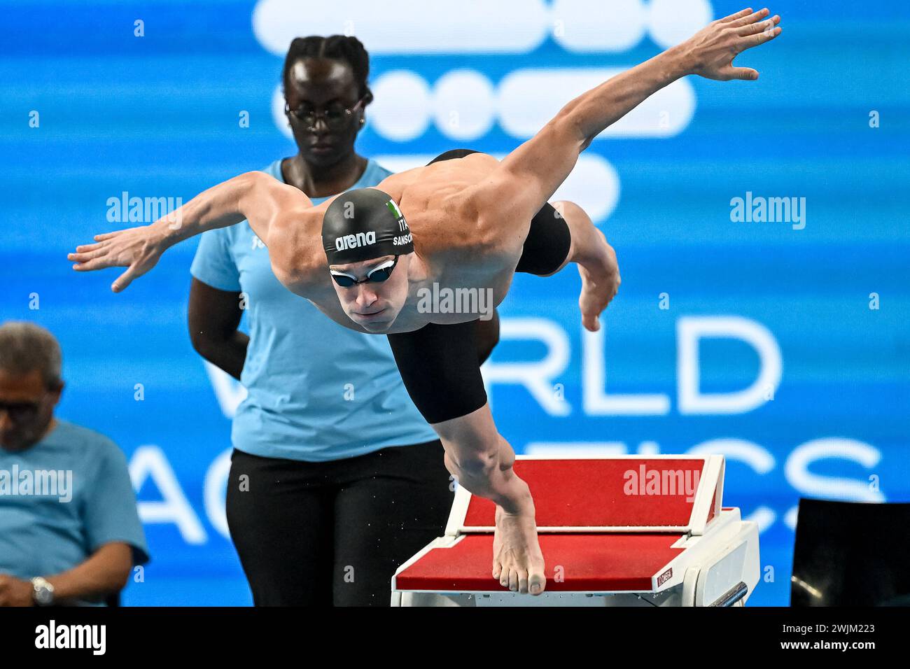 Doha, Katar. Februar 2024. Gianmarco Sansone aus Italien tritt bei den schwimmenden 100 m Schmetterlingsmännern während der 21. Aquatikweltmeisterschaft im Aspire Dome in Doha (Katar) am 16. Februar 2024 an. Quelle: Insidefoto di andrea staccioli/Alamy Live News Stockfoto