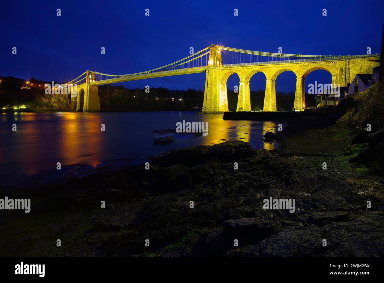 Menai Bridge, beleuchtet, Gelb bei Nacht, COVID Remembrance 23. März 2021, Anglesey, North Wales, Vereinigtes Königreich, Stockfoto