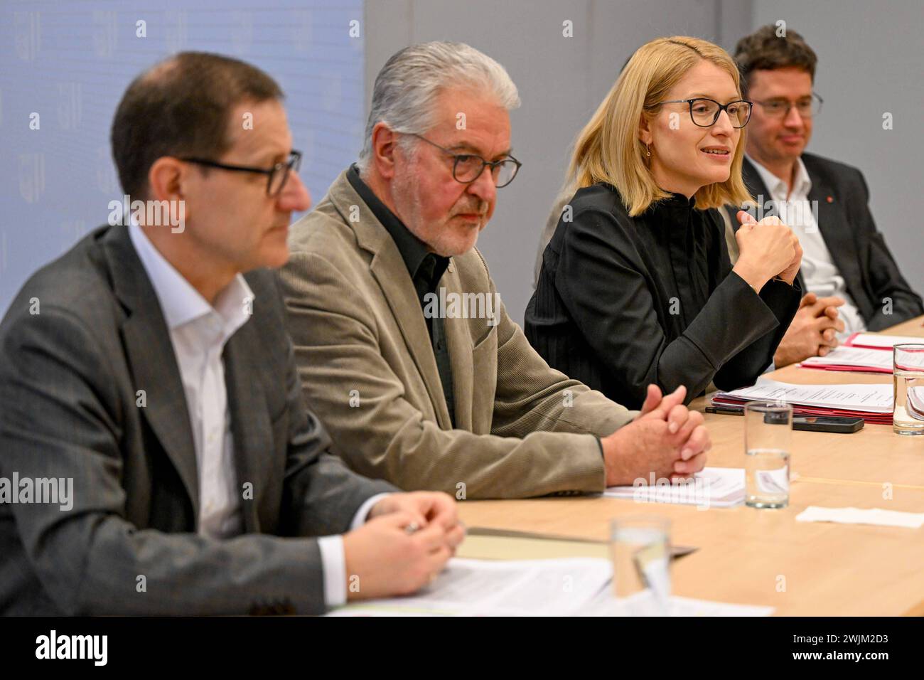 Pressekonfernez Land Ooe, mit 1450 auf der Ueberholspur 16.02.2024, Linz, AUT, Pressekonfernez Land Ooe, mit 1450 auf der Ueberholspur, im Bild Johann Minihuber Geschaeftsfuehrer Krankenhaus Barmherzigen Schwestern Ried, Walter Aichinger Praesident des Roten Kreuz Ooe, LH-StvIn Christine Haberlander VP, Albert Maringer Landesstellenkasse Oesterreichische Gesundheitsausschuss-Vorsitzende Karl-Heinz Stadlbauer Aerztlicher Direktor Kepler Universitaetsklinikum Oberoesterreich *** Pressekonferenz Land Ooe, mit 1450 auf der Ueberholspur 16 02 2024, Linz, AUT, Pressekonferenz Land Ooe, mit 1450 Stockfoto
