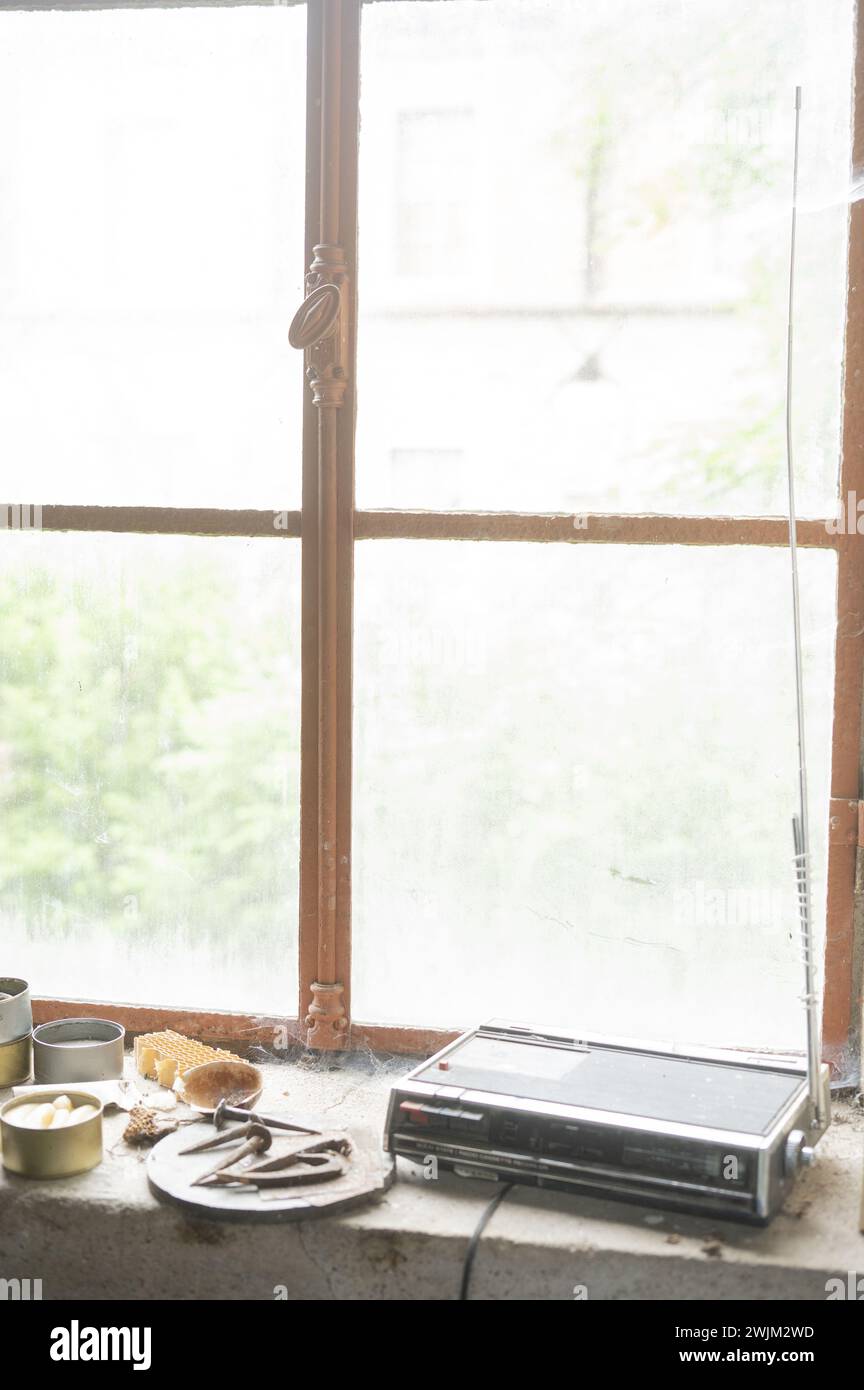 Altes Radio auf der Küchentheke neben dem Fenster Stockfoto