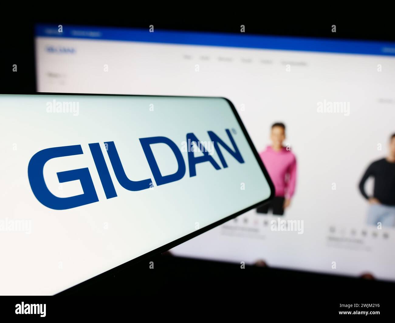 Handy mit Logo des kanadischen Bekleidungsunternehmens Gildan activewear Inc. Vor der Business-Website. Fokussieren Sie sich auf die linke Mitte des Telefondisplays. Stockfoto