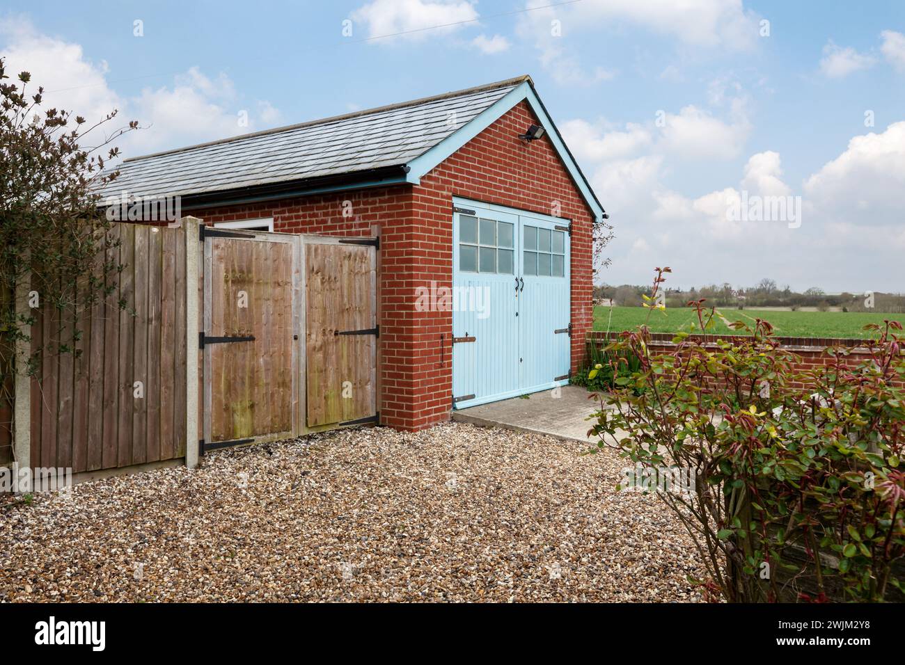 Haverhill, Suffolk - 7. April 2016: Freistehende Garage aus rotem Backstein mit Schrägdach Stockfoto