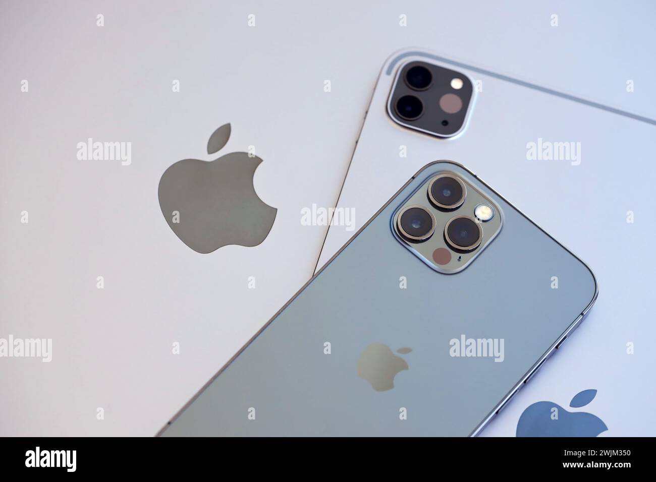 KIEW, UKRAINE - 4. MAI 2023: Apple Marken Geräte iphone und ipad liegen auf macbook Body Nahaufnahme Stockfoto