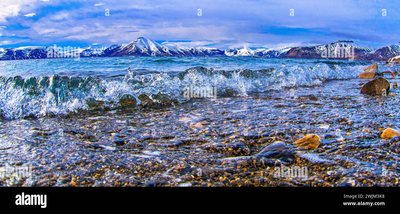 Meereswellen schneebedeckte Berge in Billefjord, Arktis, Spitzbergen, Svalbard, Norwegen, Europa Stockfoto