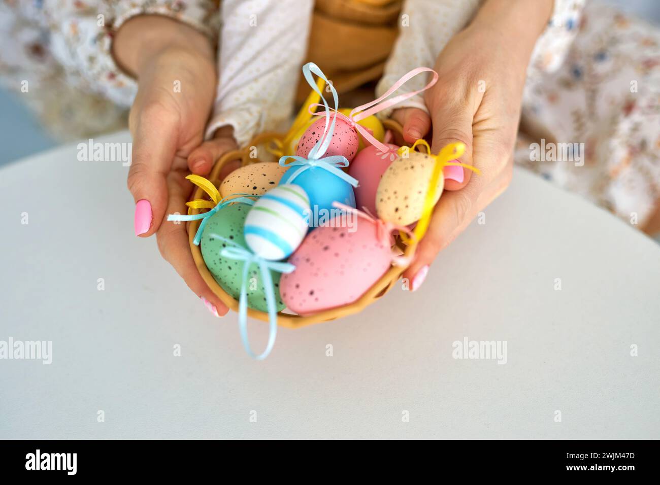 Selektiver Fokus auf mehrfarbigen Eizellen und Design Ostereier auf der Hand, Family Easter Concept Stockfoto