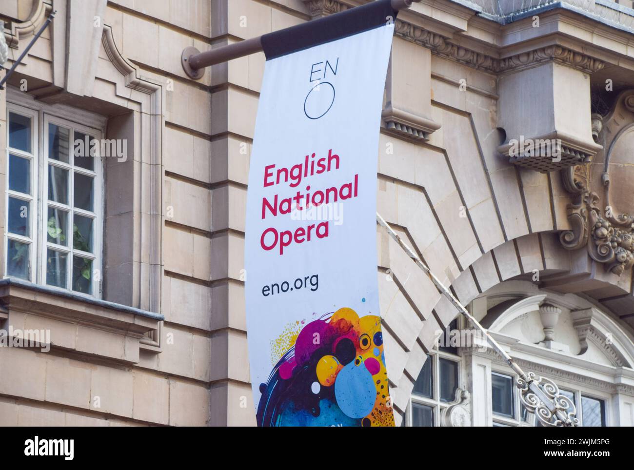 London, Großbritannien. Februar 2024. Ein Banner der English National Opera (ENO) vor dem Coliseum Theater im Londoner West End, als Musiker ihren Streik abbrechen, nachdem sie eine Einigung erzielt haben. Quelle: Vuk Valcic/Alamy Live News Stockfoto