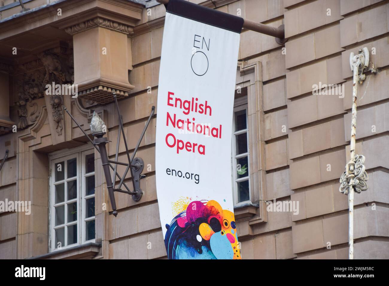 London, Großbritannien. Februar 2024. Ein Banner der English National Opera (ENO) vor dem Coliseum Theater im Londoner West End, als Musiker ihren Streik abbrechen, nachdem sie eine Einigung erzielt haben. Quelle: Vuk Valcic/Alamy Live News Stockfoto