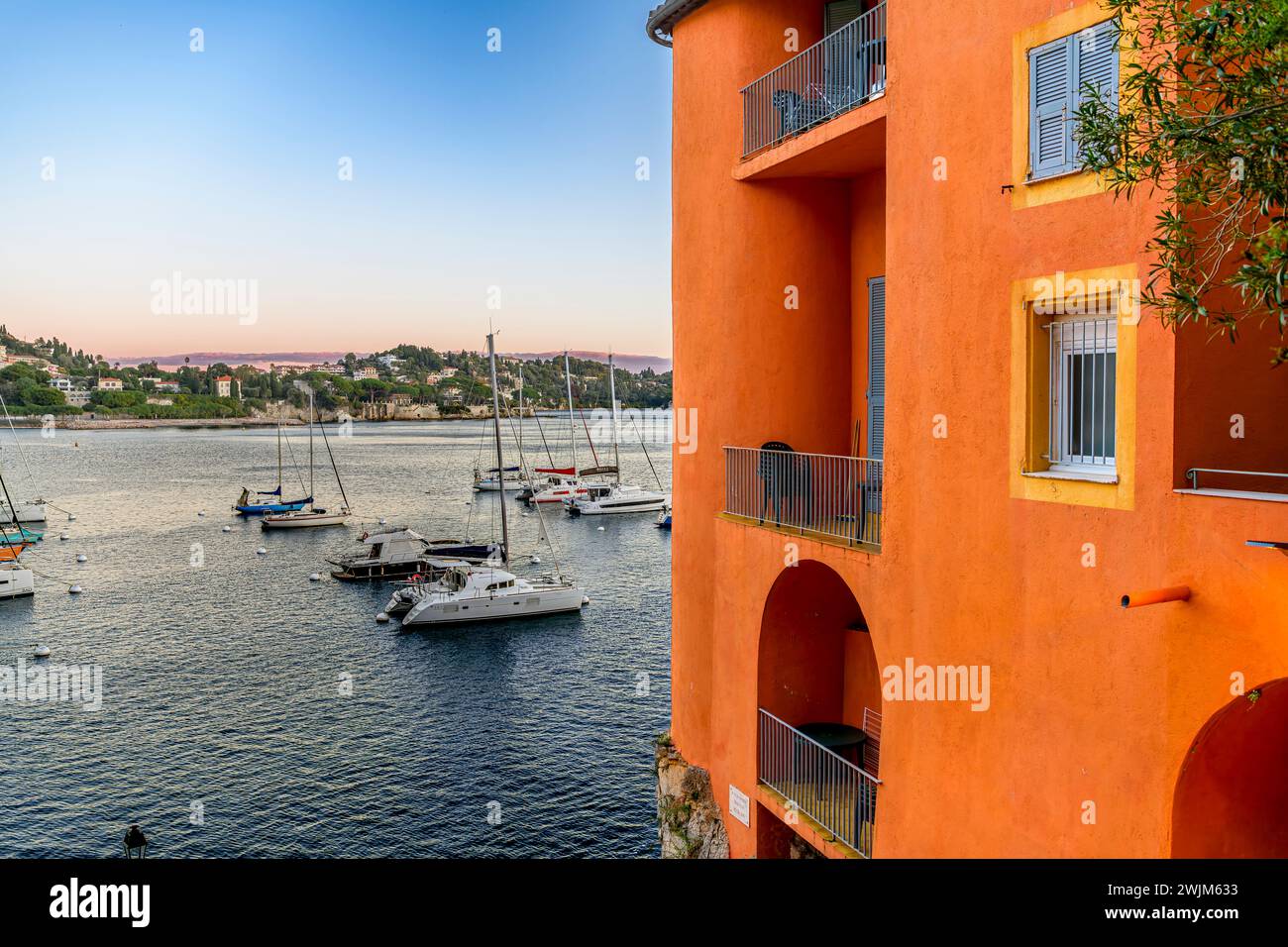 Abend im wunderschönen Villefranche-sur-Mer an der französischen Riviera - Côte d'Azur, Frankreich. Malerische, mehrfarbige Häuser in der Nähe des Meeres. Stockfoto