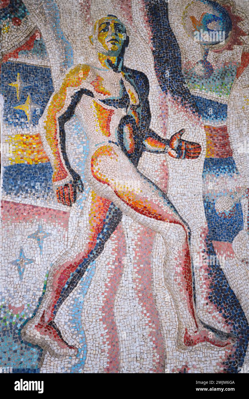 Der Vordereingang des Museums hat ein großes Mosaik, Fliesen Wandgemälde mit einem Evolutionsthema. Details eines körperlichen, muskulösen, modernen Mannes. An der biologischen Mus Stockfoto