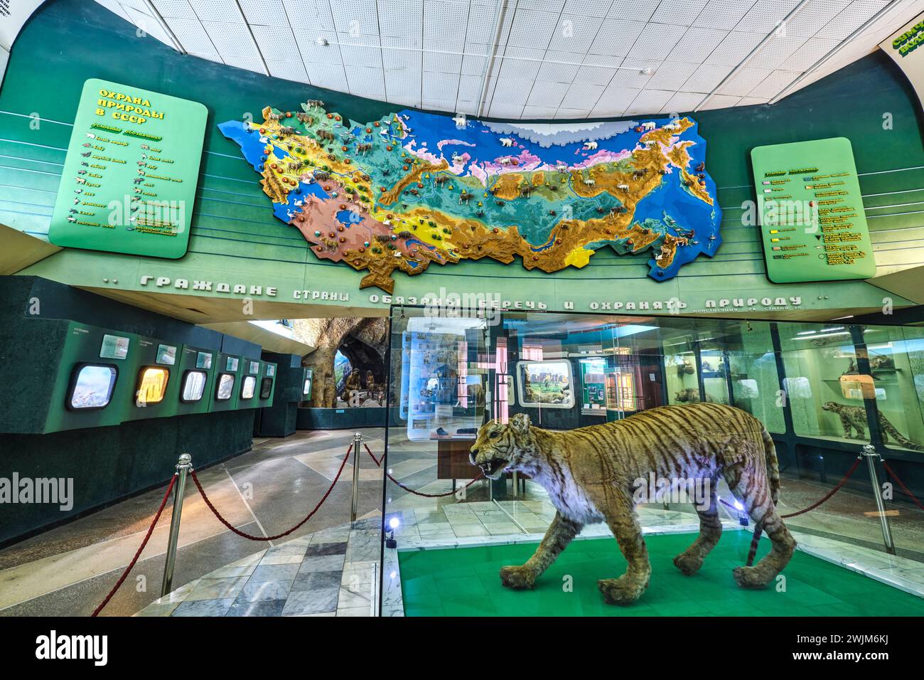Ein Überblick über die Galerie, Ausstellung, Ausstellungsraum mit einer großen Karte von Kasachstan mit detaillierten biologischen Gebieten. Im Biologischen Museum auf der Cam Stockfoto