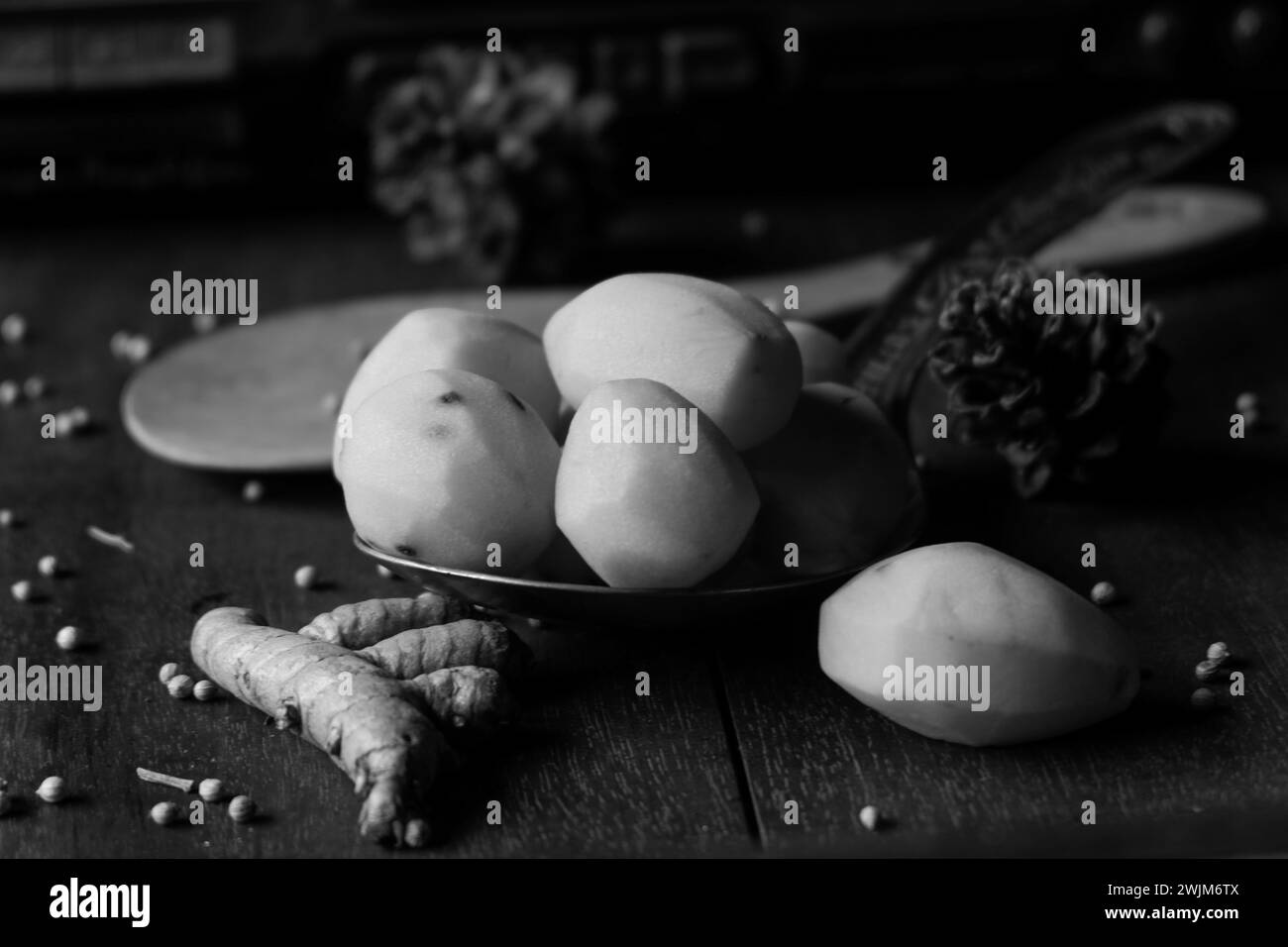 Das Foto zeigt Küchengewürze in Form von Kartoffeln, Kurkuma, weißem Pfeffer vor dem Hintergrund eines alten Radios Stockfoto