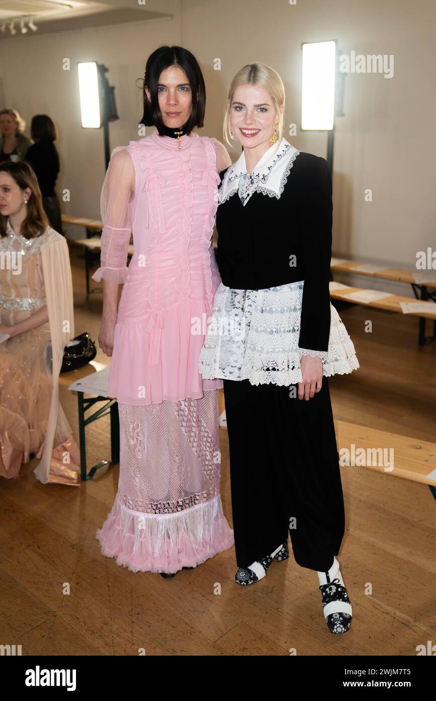 Elena Rendina und Lucy Boynton posieren vor der Bora Aksu Show im Hellenic Centre, London, während der London Fashion Week 2024. Bilddatum: Freitag, 16. Februar 2024. Stockfoto