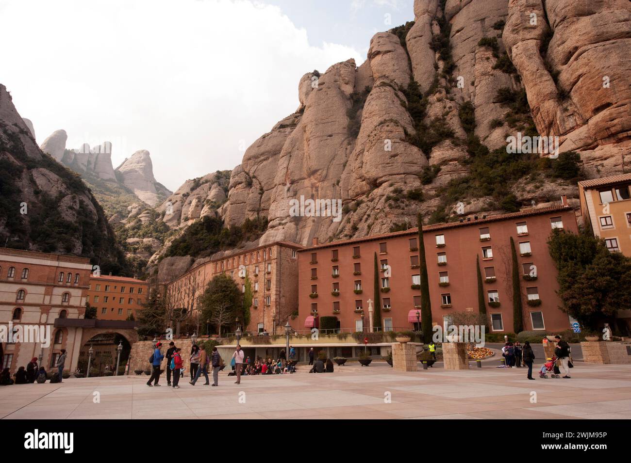 Der Berg Montserrat mit dem Benediktinerkloster Santa Maria de Montserrat in Katalonien, Spanien auf einem hohen Berg mit Aussicht, in der Nähe von Barcelona Stockfoto