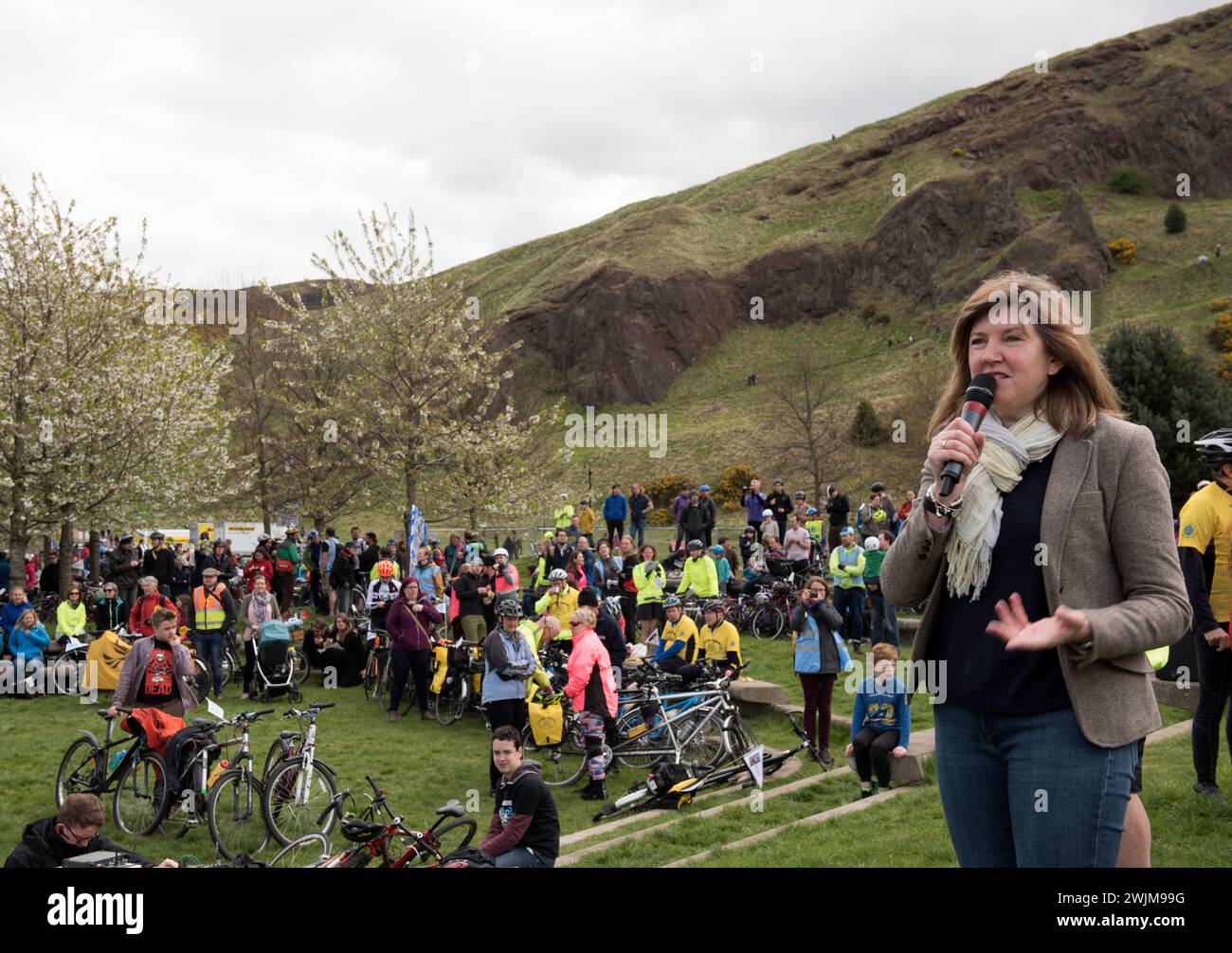 Alison Johnstone MSP für scottish Greens und Vorsitzende des schottischen Parlaments spricht mit Hunderten von Radfahrern und Menschen mit Fahrrädern draußen Stockfoto