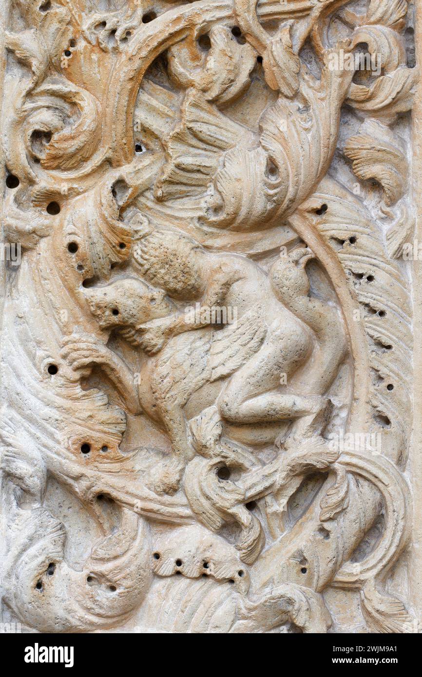 Ein Mann, der gegen die Versuchungen und das Böse kämpft - Detail der „portale Maggiore“ (Haupteingang) - Kathedrale von Modena, ein Juwel im romanischen Stil Stockfoto