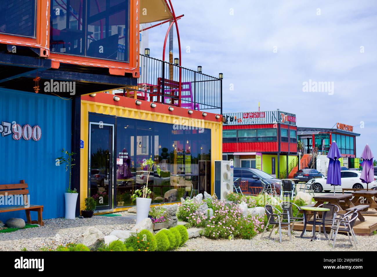 Gangneung City, Südkorea - 29. Juli 2019: Bunte Schiffscontainer wurden in trendige Restaurants und Cafés am Gyeongpo Beach verwandelt, featur Stockfoto