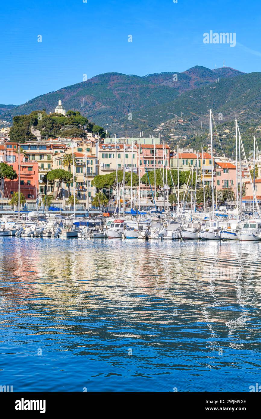Sanremo Stadt an der italienischen Riviera - Riviera Ligure, mit dem wunderschönen Yachthafen im Vordergrund. Schuss vom Hafenarm, genannt Molo Sud. Stockfoto