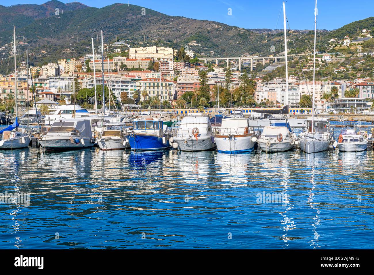 Sanremo Stadt an der italienischen Riviera - Riviera Ligure, mit dem wunderschönen Yachthafen im Vordergrund. Schuss vom Hafenarm, genannt Molo Sud. Stockfoto