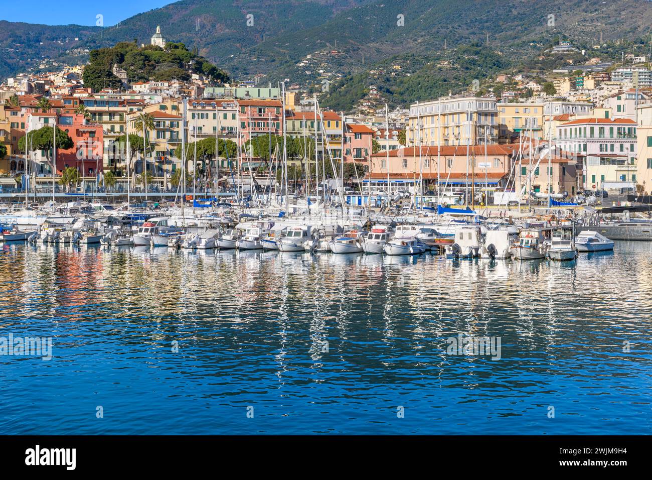 Sanremo Stadt an der italienischen Riviera - Riviera Ligure, mit dem wunderschönen Yachthafen im Vordergrund. Schuss vom Hafenarm, genannt Molo Sud. Stockfoto