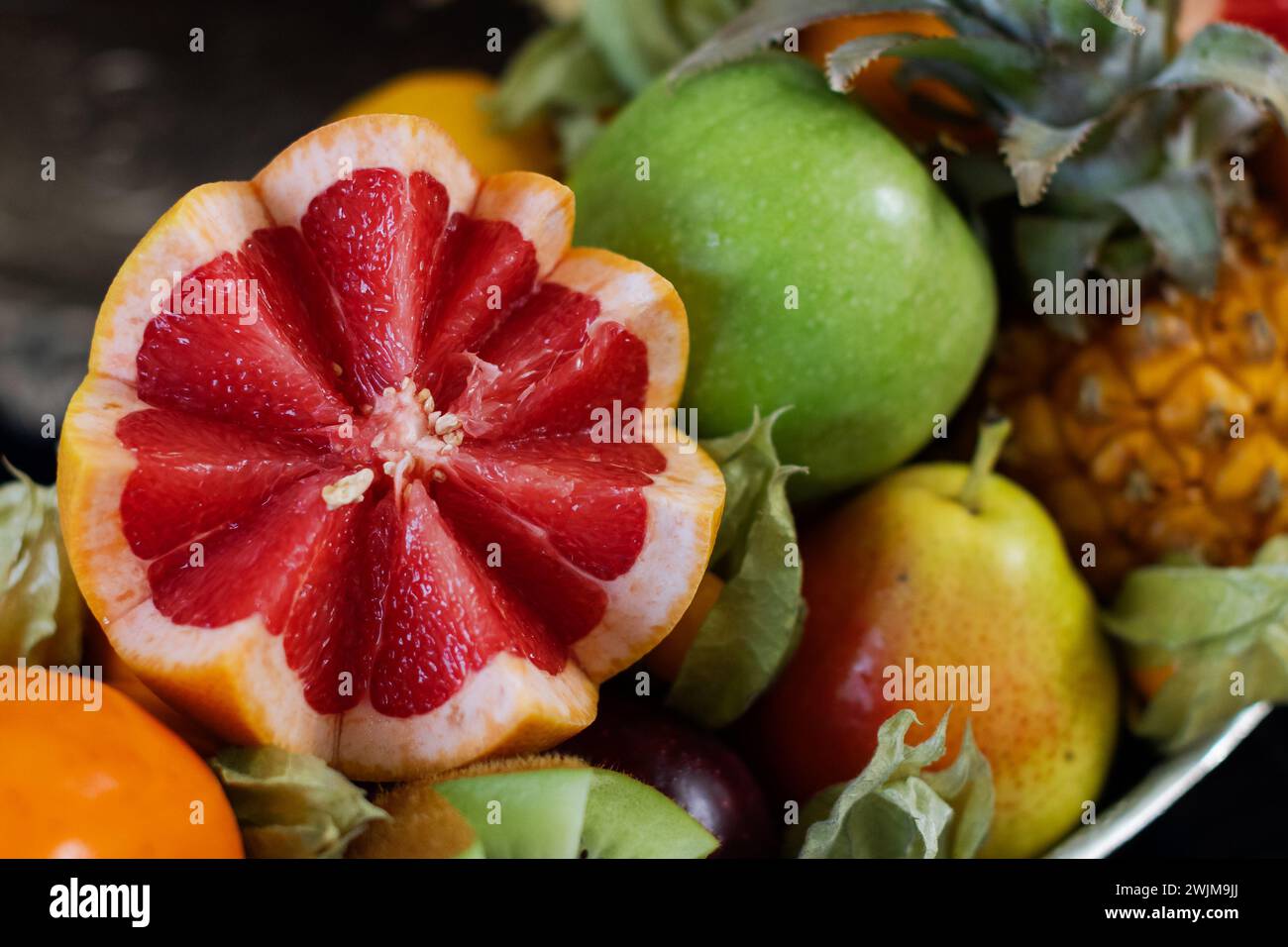 Eine silberne Schüssel gefüllt mit verschiedenen Früchten und Gemüse Stockfoto