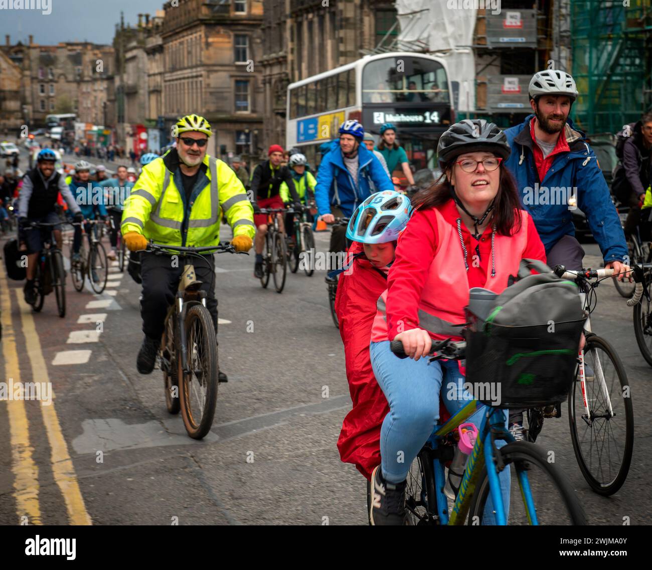 Hunderte von Radfahrern und Radfahrern radeln durch die Straßen Edinburghs zum Parlament, um zu protestieren und für sicherere Straßen an zu demonstrieren Stockfoto