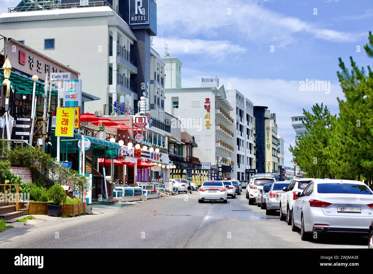Gangneung City, Südkorea - 29. Juli 2019: Die belebte Küstenstraße zwischen Gyeongpodae Lake und Gyeongpodae Beach, gesäumt von Meeresfrüchten Stockfoto