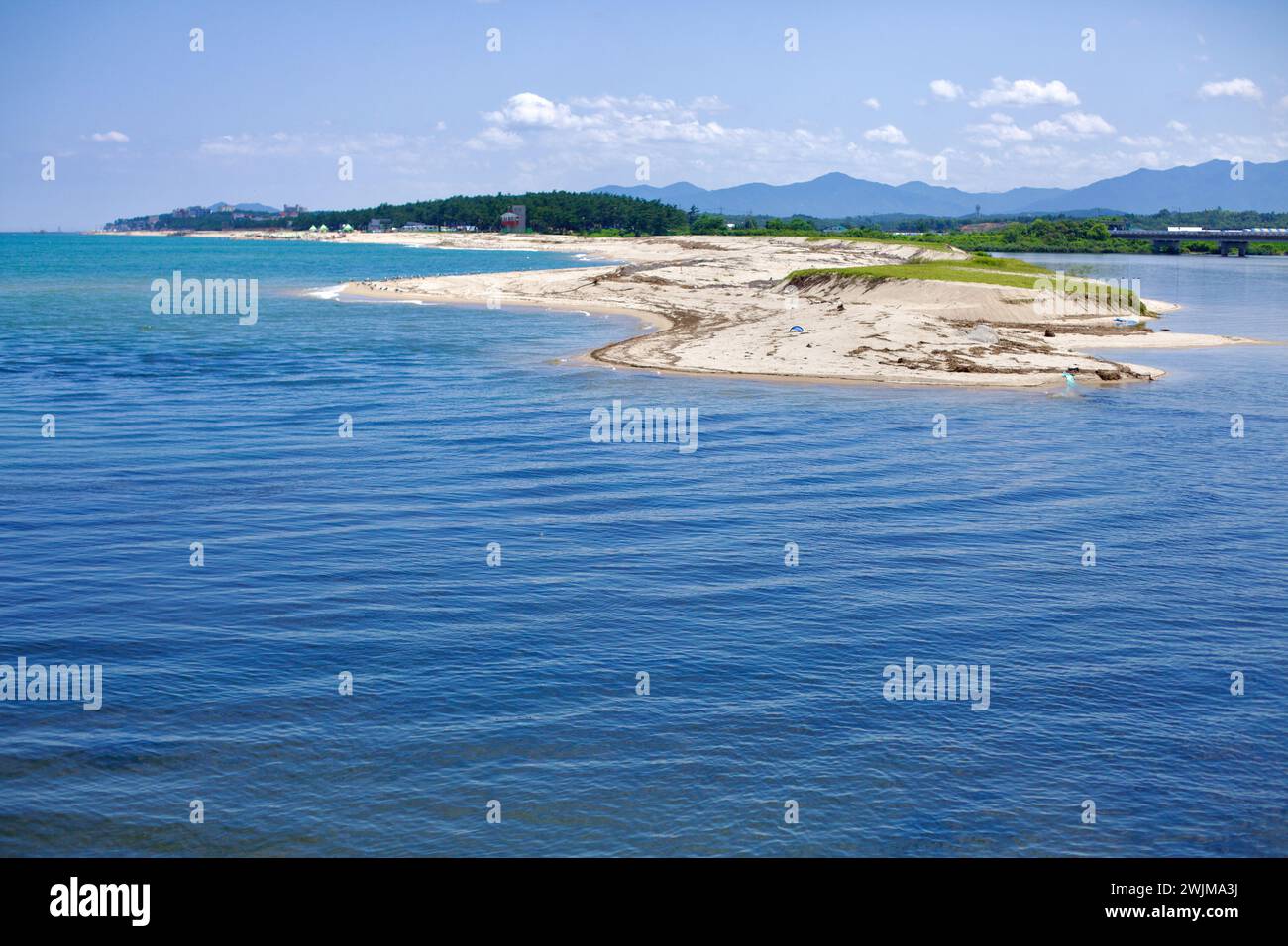 Gangneung City, Südkorea - 29. Juli 2019: Eine malerische Sandbank erstreckt sich vom Festland bis in die Mündung des Yeongok Stream im Hafen von Yeongjin Stockfoto
