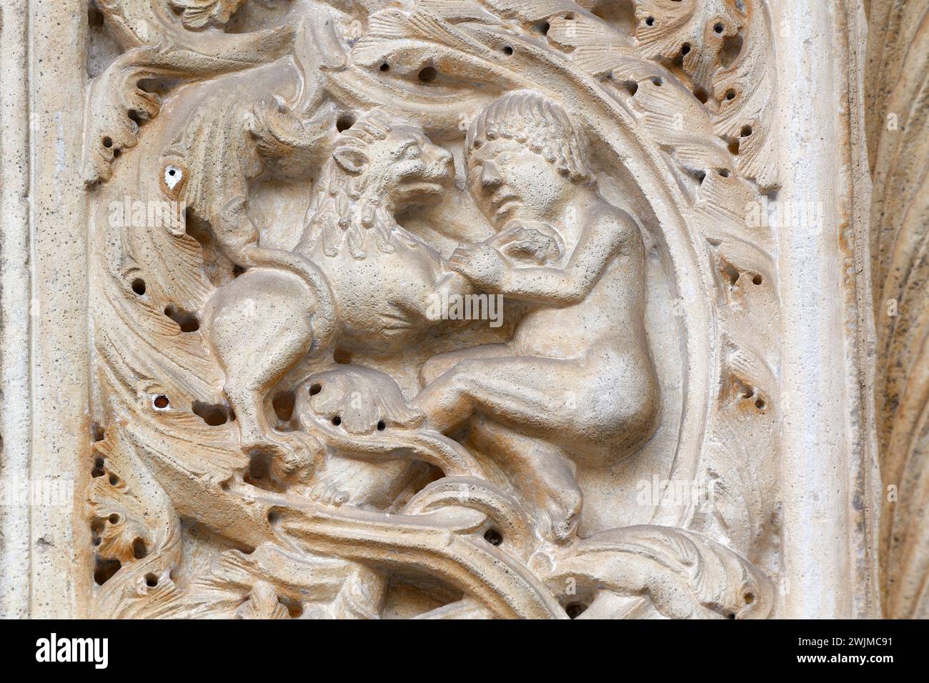 Ein Mann kämpft gegen einen Löwen - Detail der 'portale Maggiore' (Haupteingang) - Kathedrale von Modena, ein Juwel im romanischen Stil Stockfoto