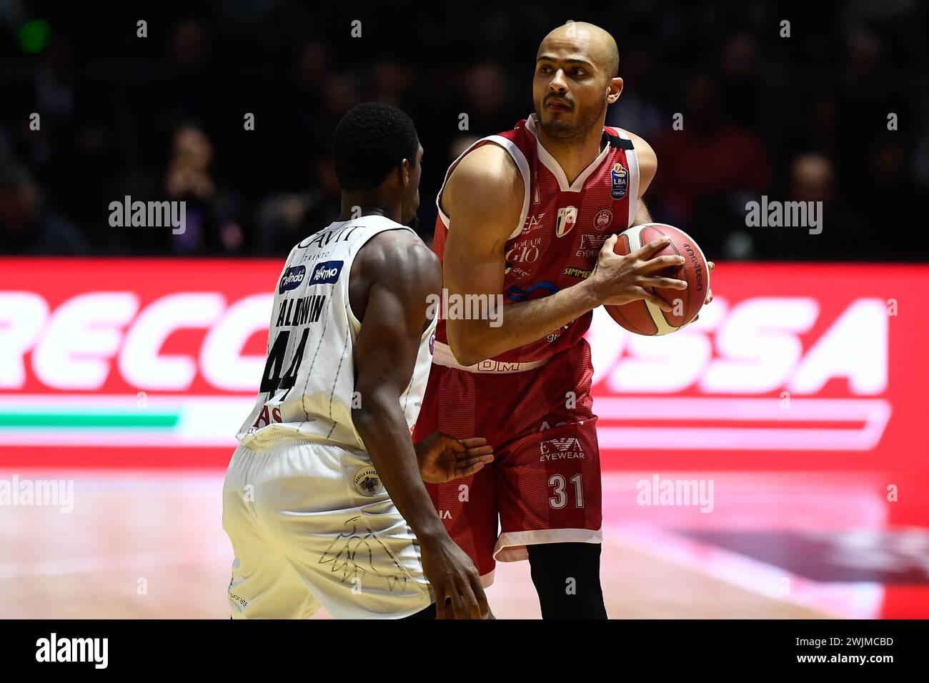 Shavon Shields spielt während des Spiels zwischen EA7 Emporio Armani Milano gegen Dolomiti Energia Trentino – Frecciarossa Finale Acht 2024 bei Inalpi Are Stockfoto