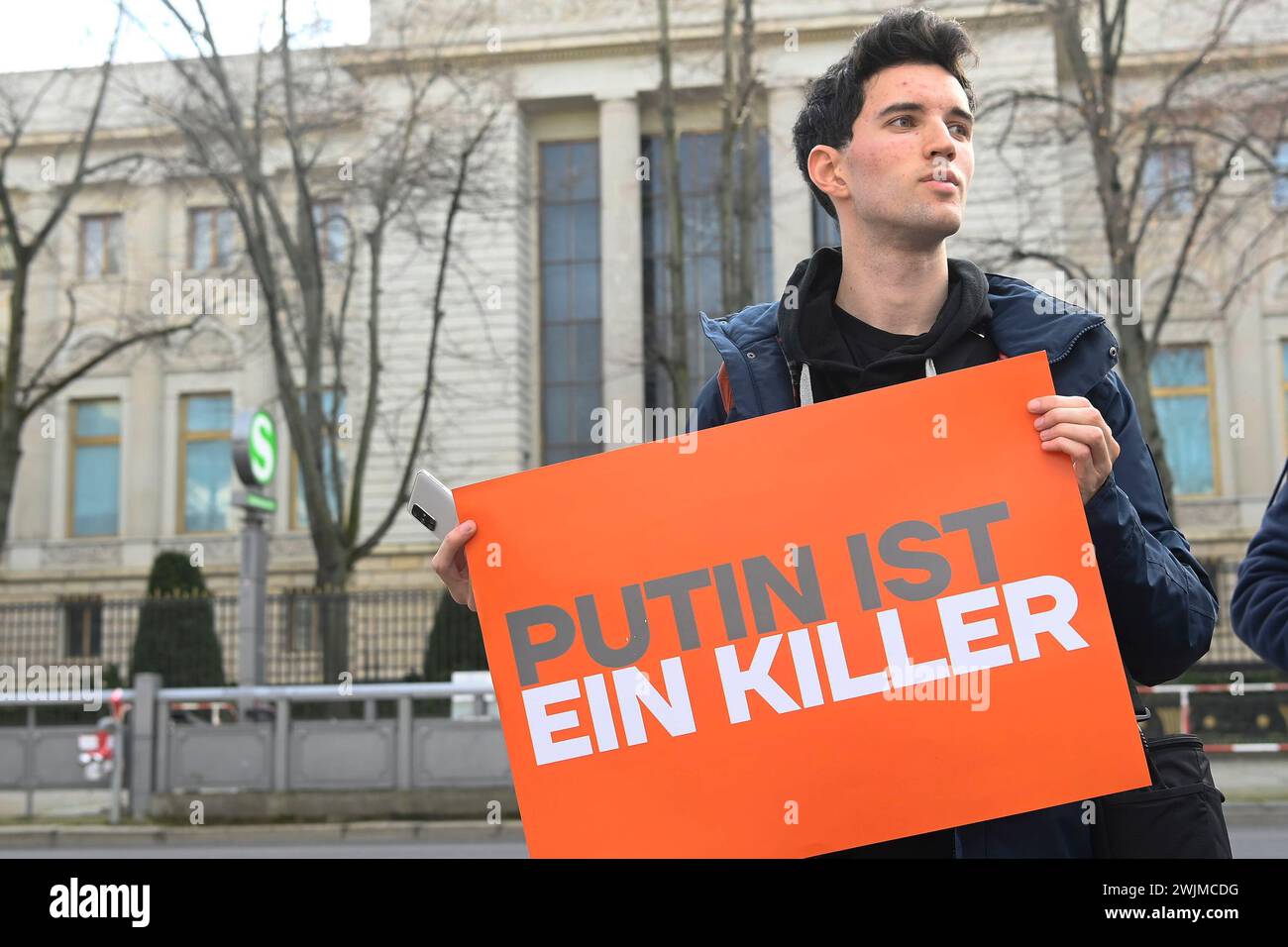 Berlin, Deutschland. Februar 2024. Ein Unterstützer des russischen Aktivisten Alexej Nawalny hält vor der russischen Botschaft in Berlin das Schild „Putin ist ein Mörder“. Nach Angaben der Justiz in seiner sibirischen Strafkolonie starb Nawalny am Freitag im Alter von 47 Jahren. Quelle: Paul Zinken/dpa/Alamy Live News Stockfoto