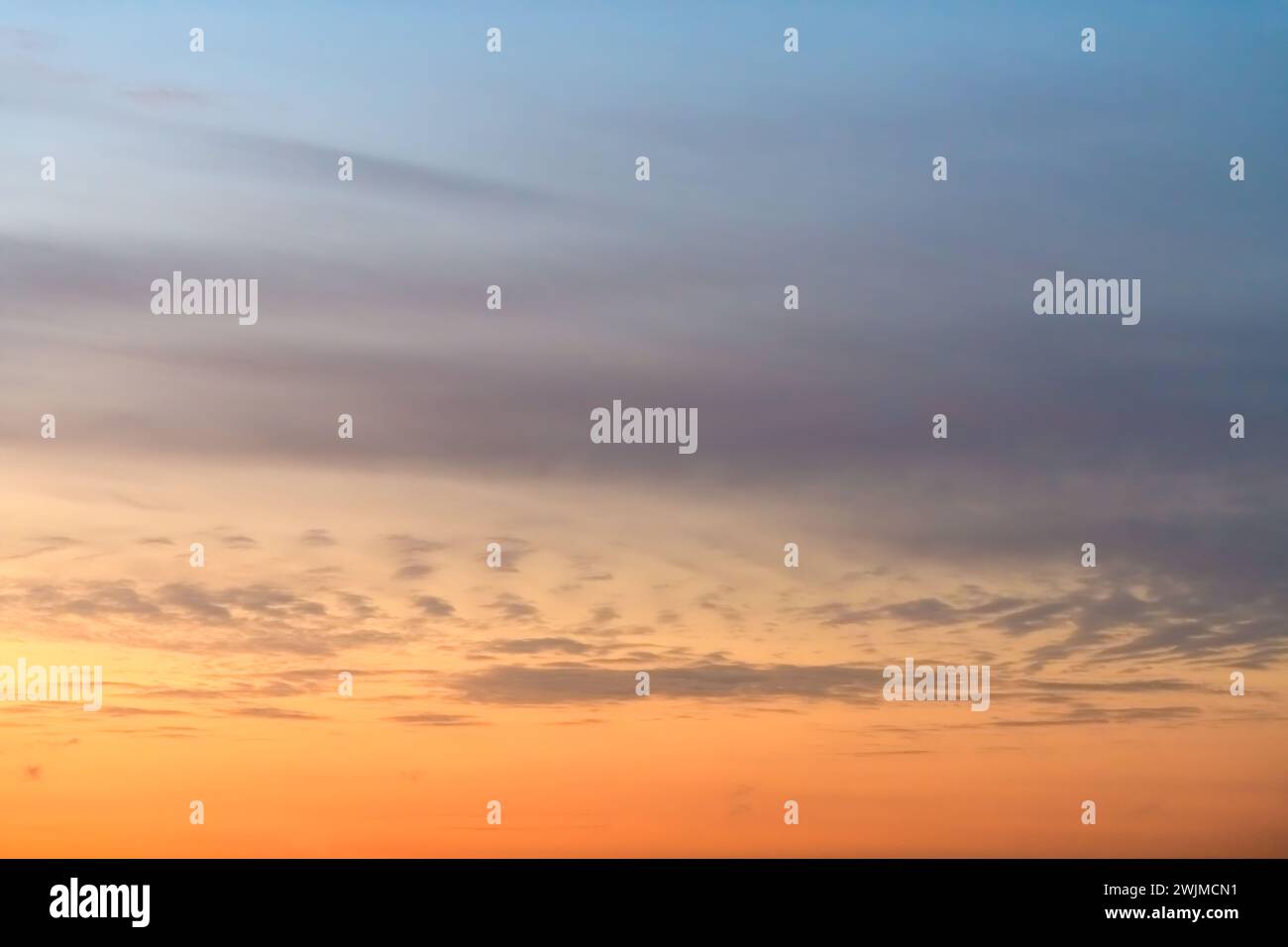 Wunderschöner, ruhiger Morgenhimmel. Designelement oder abstrakter Hintergrund Stockfoto