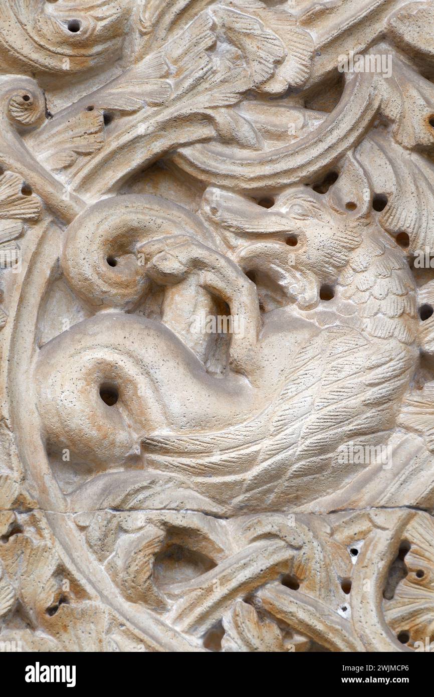 Drache oder wahrscheinlich ein Senmurv, iranisches mythologisches Tier - Detail der „portale Maggiore“ - Kathedrale von Modena, Juwel im romanischen Stil Stockfoto