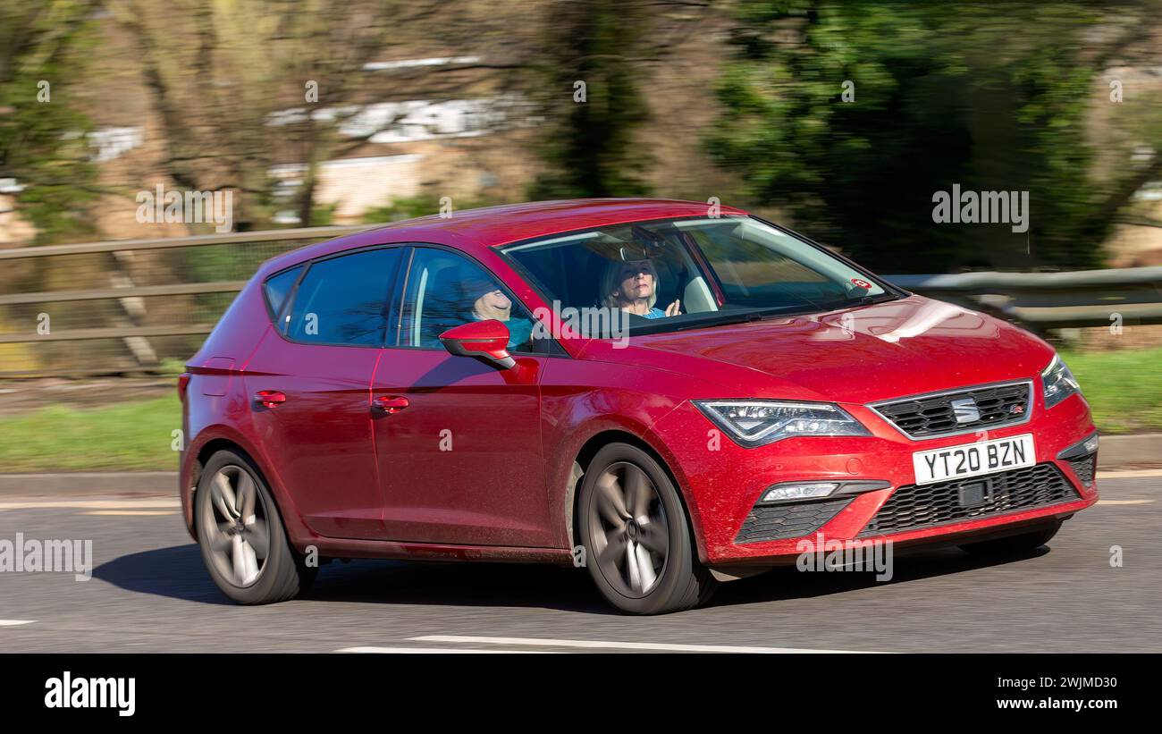 Milton Keynes, UK-Feb 13th 2024: 2020 Red Seat Leon Car fährt auf einer englischen Straße Stockfoto