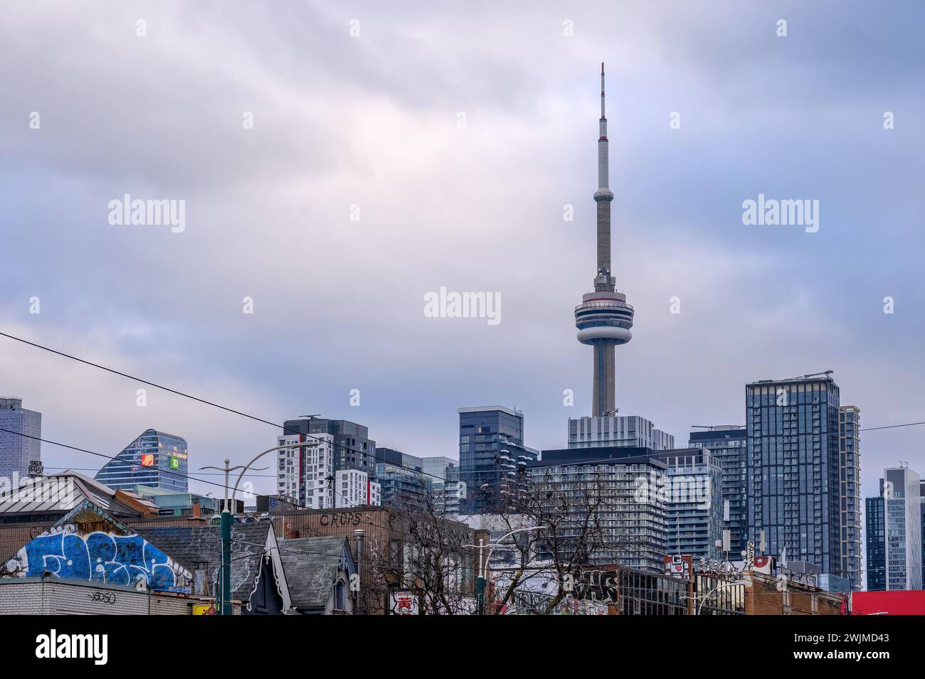 CN Tower und Stadtlandschaft in bewölktem Himmel, Toronto, Kanada Stockfoto
