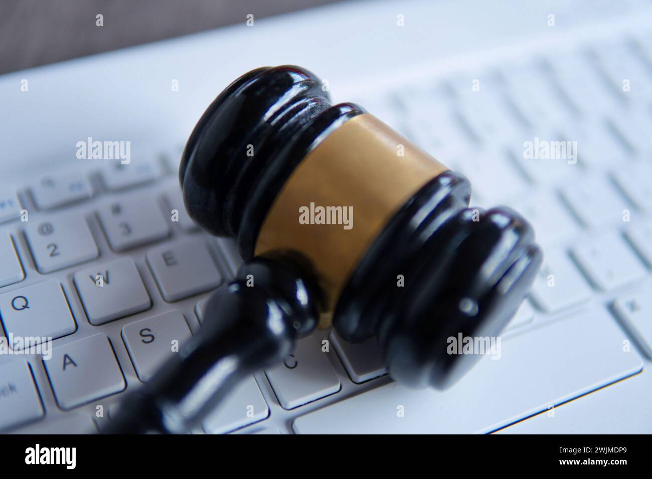 Beurteilen Sie den Hamel oben auf der weißen Tastatur. Cyberkriminalität, Recht, Recht und Online-Auktionskonzept Stockfoto