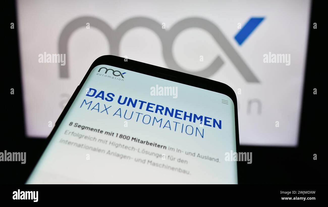 Smartphone mit Website des deutschen Ingenieurunternehmens MAX Automation SE vor dem Geschäftslogo. Fokussieren Sie sich oben links auf der Telefonanzeige. Stockfoto