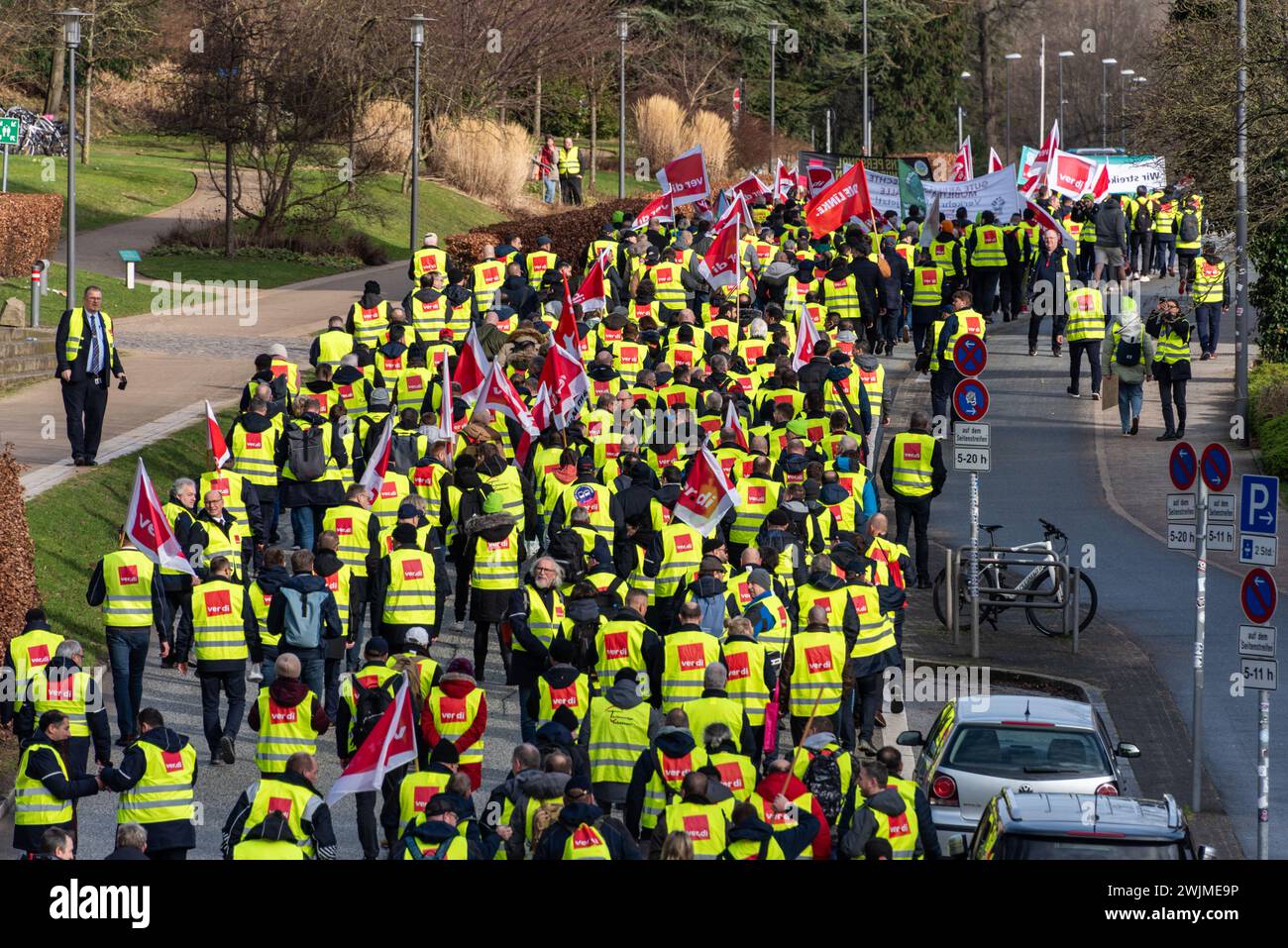 Kiel, Deutschland, 16.02.2024, Busfahrer streiken mit Verdi und FFF in der Landeshauptastdt und ziehen zur Kundgebung vor dem Landeshaus Stockfoto