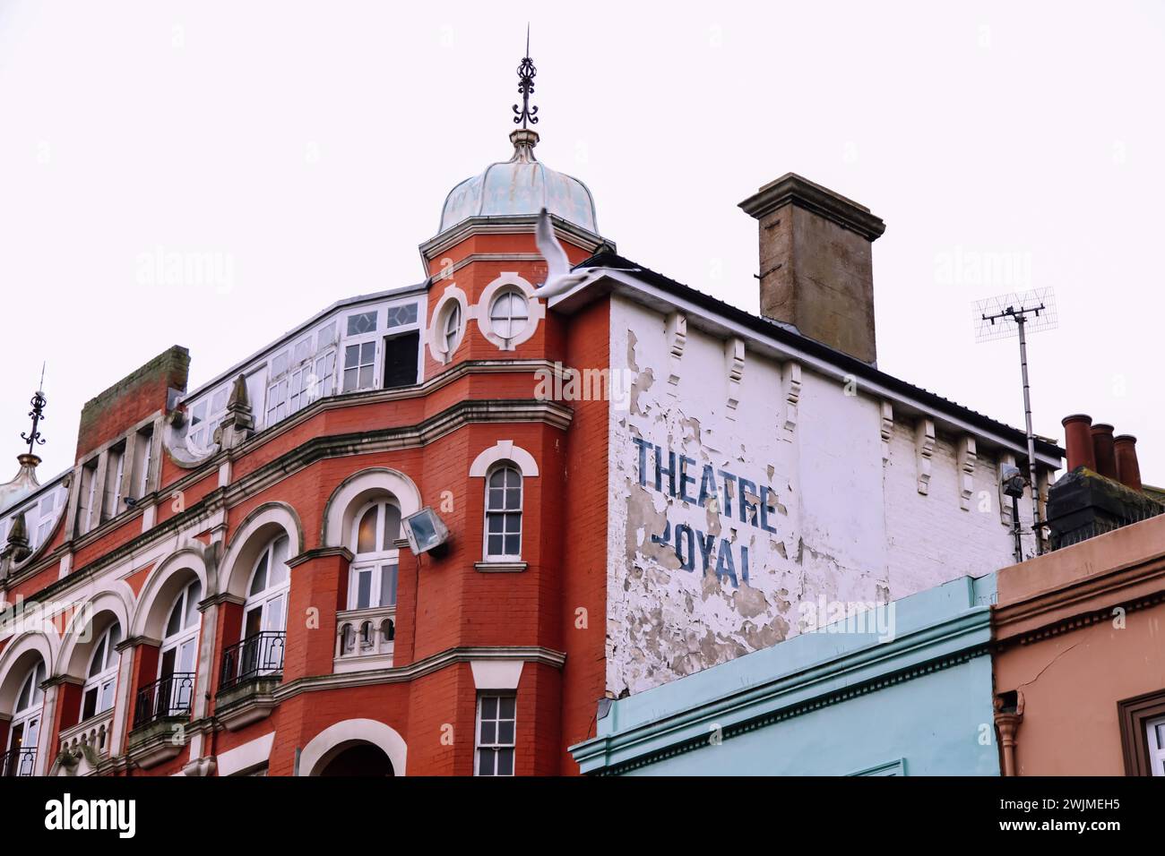 Abblätternde Farbe des Theatre Royal, Brighton, England, Großbritannien, Februar 2024 Stockfoto