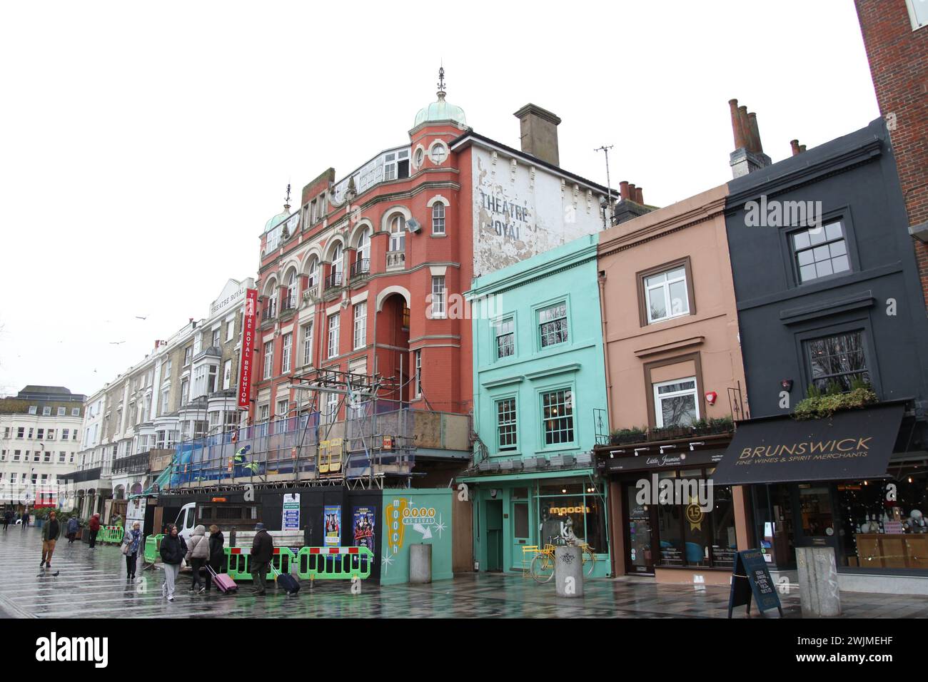 Theatre Royal, Brighton, England, Großbritannien, Februar 2024, Blick auf die Straße mit Renovierung und Gerüsten Stockfoto