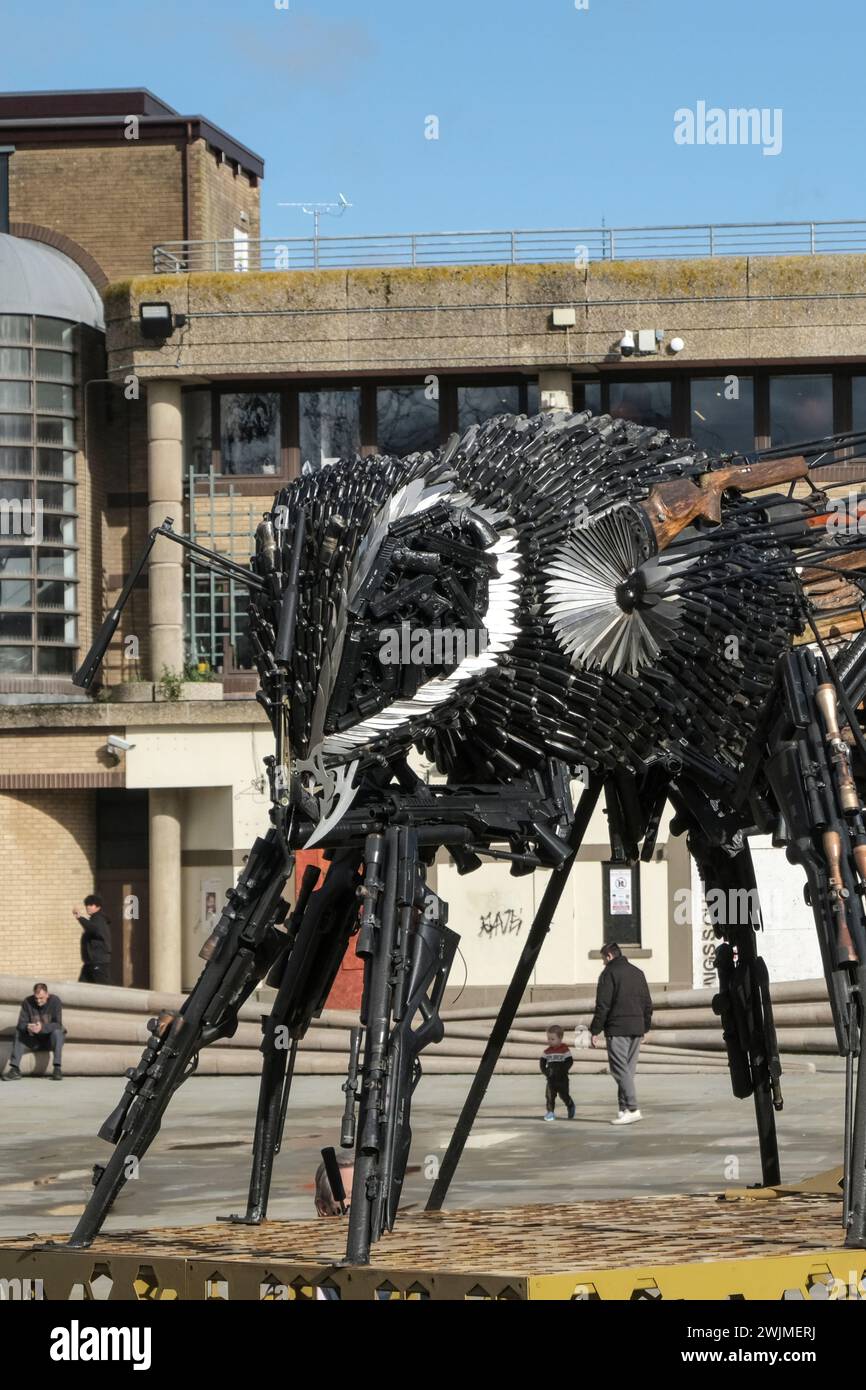 Glos, Großbritannien. Februar 2024. Anti-Violence Bee ist heute im Zentrum von Gloucester im Rahmen einer landesweiten Tour zu sehen. Die Anti-Gewalt-Skulptur besteht ausschließlich aus konfiszierten Messern und Schusswaffen aus Manchester. Die Waffen wurden vom British Ironwork Centre in Form einer Biene zusammengeschweißt und von der Greater Manchester Police unter Amnestie gesammelt. Quelle: JMF News/Alamy Live News Stockfoto