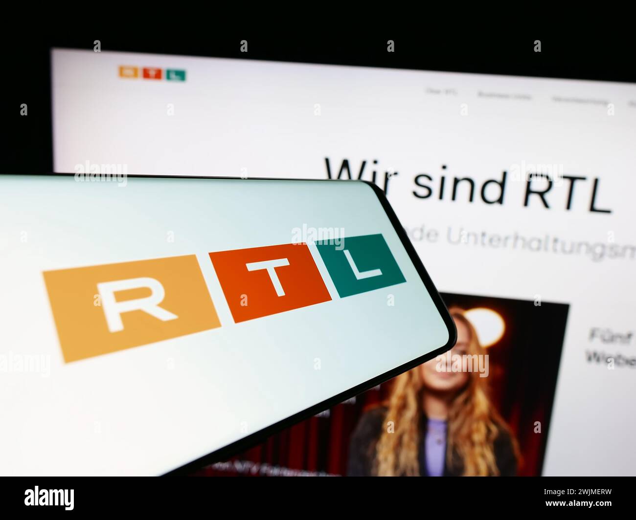Mobiltelefon mit Logo des Medien- und Fernsehunternehmens RTL Group S.A. vor der Business-Website. Konzentrieren Sie sich auf die Mitte rechts auf dem Display des Telefons. Stockfoto