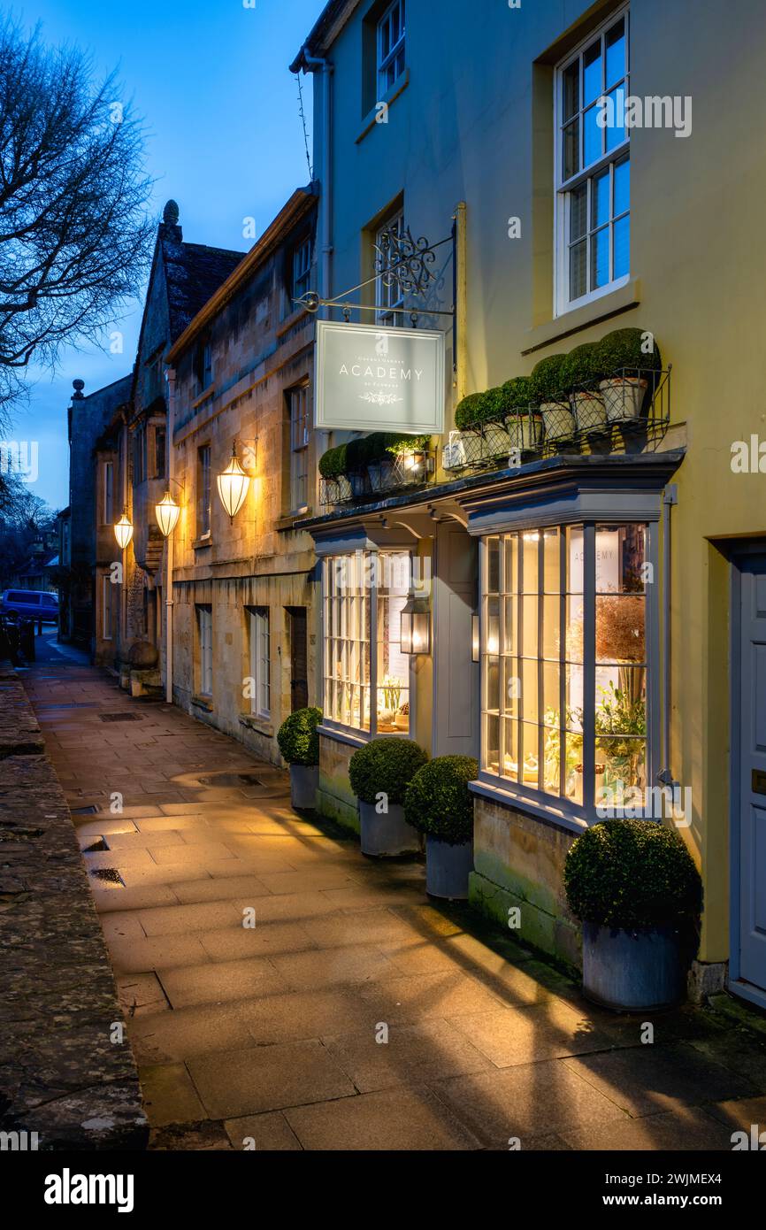 Die Covent Garden Academy of Flowers entlang der High Street bei Sonnenaufgang. Chipping Campden, Cotswolds, Gloucestershire, England Stockfoto