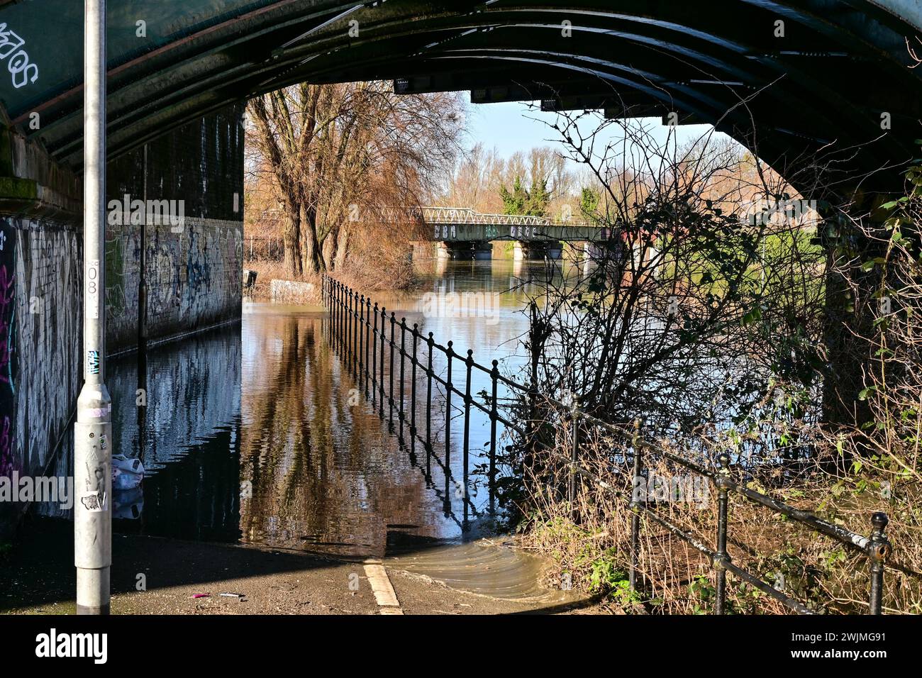 Überfluteter Landweg durch den Fluss Nene unter Eisenbahnbrücken, Peterborough, Cambridgeshire, England, Großbritannien. Stockfoto