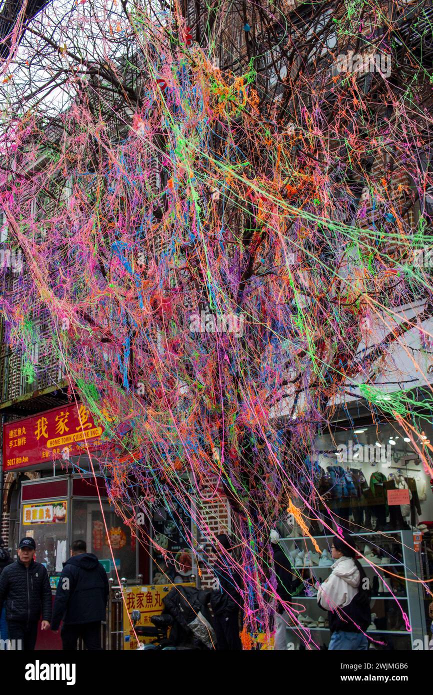 Brooklyn, New York, USA. Februar 2024. Chinesisches Mondjahr des Drachenfeuerwerks. Dumme Schnur, die einen Baum bedeckt. (Kreditbild: © John Marshall Mantel/ZUMA Press Wire) NUR REDAKTIONELLE VERWENDUNG! Nicht für kommerzielle ZWECKE! Stockfoto