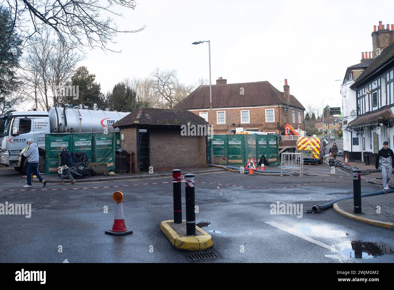 Chalfont St Peter, Großbritannien. Februar 2024. Das Wasser der Themse ist seit über einer Woche in Chalfont St. Peter und pumpt überschüssiges Wasser. Der Eingang zur Stadt bleibt geschlossen, ebenso der Parkplatz an der High Street, was sich nachteilig auf die Geschäfte der Einheimischen auswirkt. Sandsäcke bleiben vor einigen von ihnen nach der Überschwemmung letzten Freitag. Die Grundwasserstände sind in der Region nach wie vor hoch, allerdings gibt es in den sozialen Medien viele Spekulationen, dass die Überschwemmungen in der Region angeblich auf den Hochgeschwindigkeitszug HS2 zurückzuführen sein könnten, der in den Kalkgrundwasserleiter mündet, der Wasser verdrängt. Kredit: Ma Stockfoto